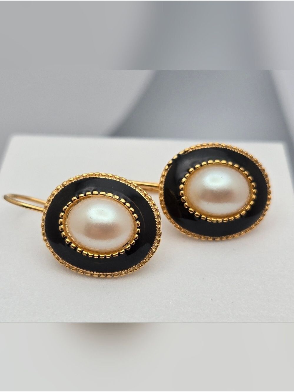 White Faux Pearl Earrings Black Enamel Gold Tone Leverback 1" Vintage Elegant - Picture 7 of 7